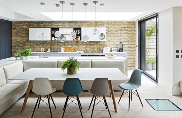 Penggunaan furnitur dengan kaki mungil dan indah